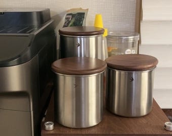 Elegante bote de café de acero inoxidable mate con tapa de nogal, recipiente hermético para almacenamiento de cocina, tubos de almacenamiento de granos de café de nogal vintage