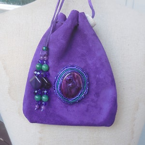 Bolsa de cuero de ante morado con cuentas de concha de abulón morada, con cordón ajustable y cuentas de ágata, cuarcita y jade, 18 x 14 cm (7" x 5 1/2")