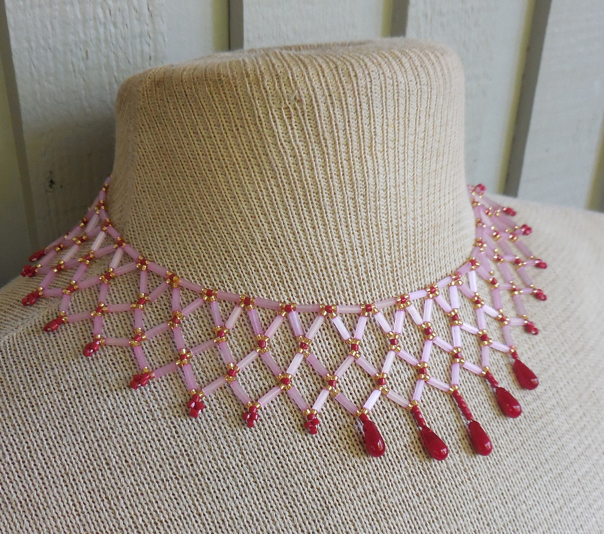 ネット編みビーズの調節可能なチョーカーネックレス。ピンクの