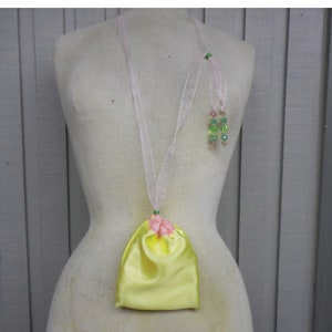 Pochette reversibile per collana in raso color pesca, rosa salmone pallido, ranuncolo in seta, giallo limone, lunghezza regolabile 12,5 x 12 cm. (5"x 4 3/4") Borsa regalo