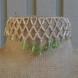 Verstelbare choker met kralen in netstructuur, lichtroze buiskralen, gele en limoengroene zaadkralen, limoengroene druppelkralen, netstructuur
