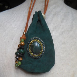 Bloodstone Forest Green Suede Leather Beaded Drawstring Medicine Bag Pouch with Bloodstone Tigers Eye Jade Gemstone Beads 15 x 10 cm 6&quot; x 4&quot;