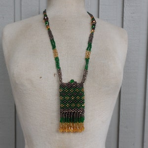 Pochette pour collier de perles avec pompons en marron, vert, topaze 10 x 5,5 cm. (4 x 2 1/4 po.) Sac à pharmacie païen, pochette souvenir, étui à amulettes wicca
