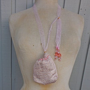 Collana reversibile in broccato oro rosa rosa broccato dorato Lunghezza regolabile 11 x 10,5 cm. 4 3/8 "x 4 1/4" Custodia in cristallo per sacchetto della medicina regalo