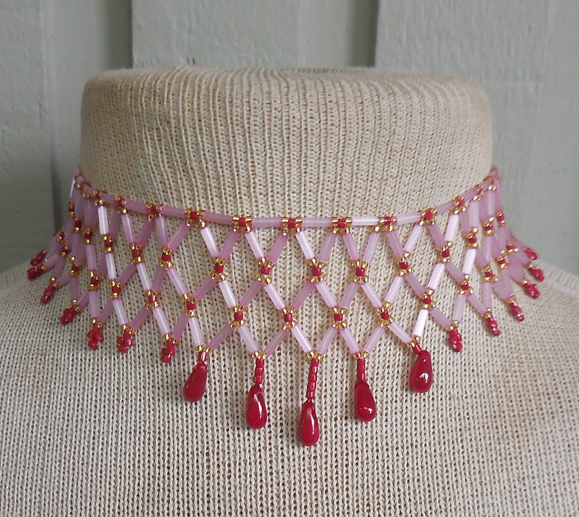 ネット編みビーズの調節可能なチョーカーネックレス。ピンクの