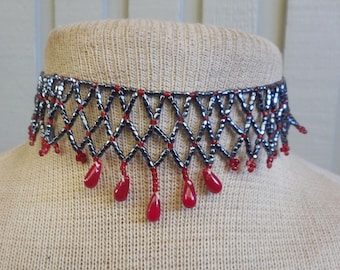 ネット編みビーズの調節可能なチョーカーネックレス。ピンクの