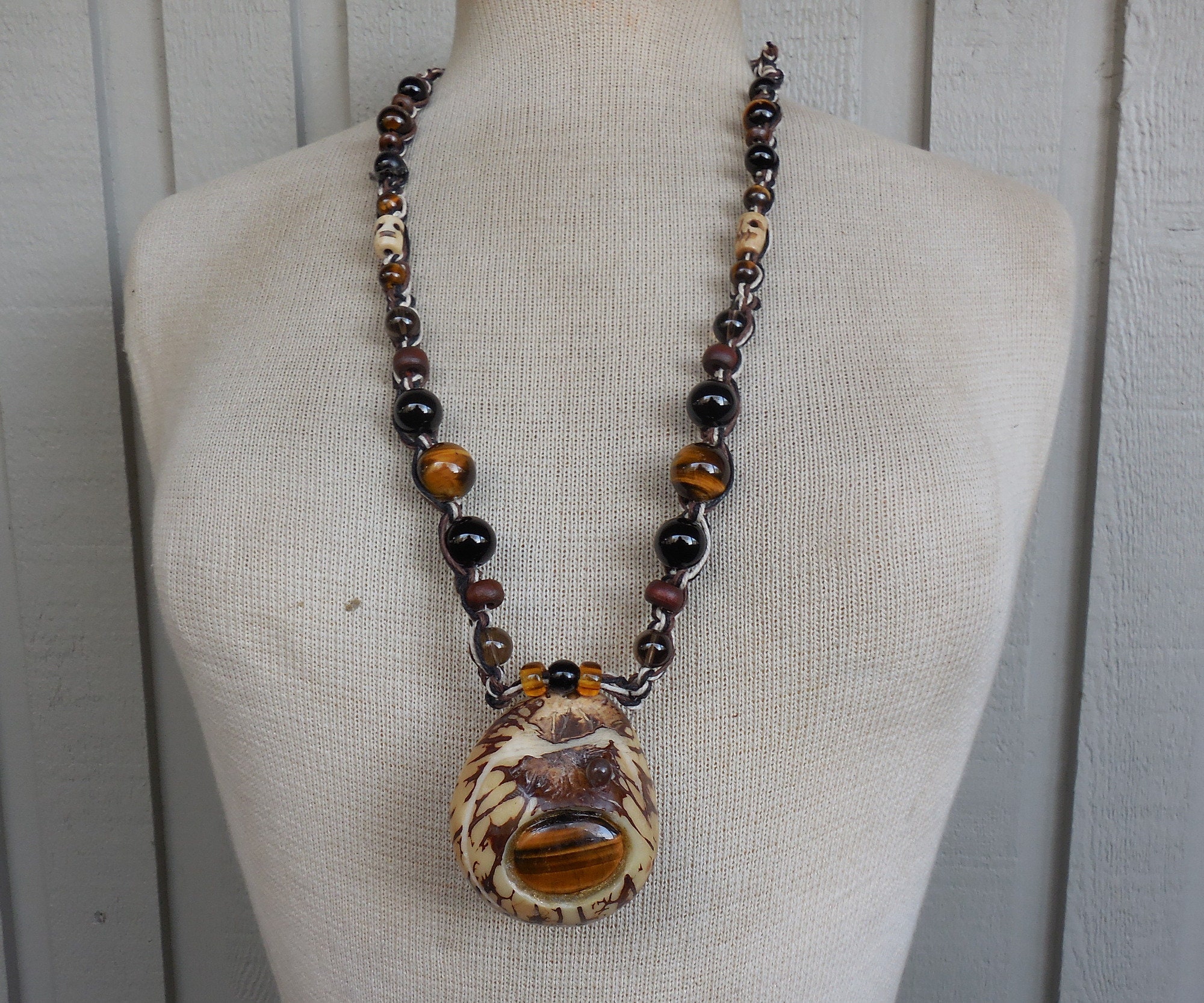 有名なブランド Locket Tagua Secret Eye Tigers With Necklace Hemp Stash アクセサリー