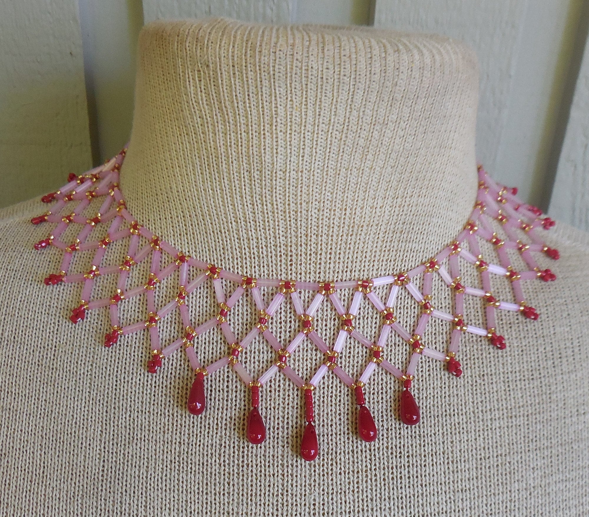 ネット編みビーズの調節可能なチョーカーネックレス。ピンクの