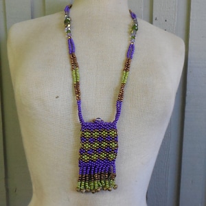 Sacchetto per collana di perline con nappe in viola indaco, ottone, verde oliva, 10,5 x 5,5 cm. Sacchetto per medicine da 4 1/4" x 2 1/8" Custodia in cristallo per amuleto Wiccan