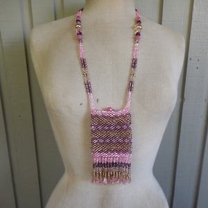 Bolsa de colar com contas e borlas com contas de vidro em latão champanhe granada rosa 14,3 x 7,5 cm. (5 5/8" x 3") Bolsa de remédios