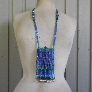 Bolsa de colar com contas, borlas de contas e sinos de prata em verde esmeralda, roxo, violeta, azul-água, carvão vegetal, 14,3 x 7,5 cm (5 5/8" x 3")