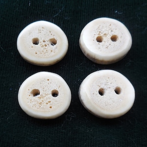 4 botones de asta de ciervo a juego, cuerno de ciervo pulido, libre de crueldad, 2,2 x 2 x 0,4 cm, 1" x 11/16" x 1/4" Suministros para trabajos de cuero, costura y manualidades