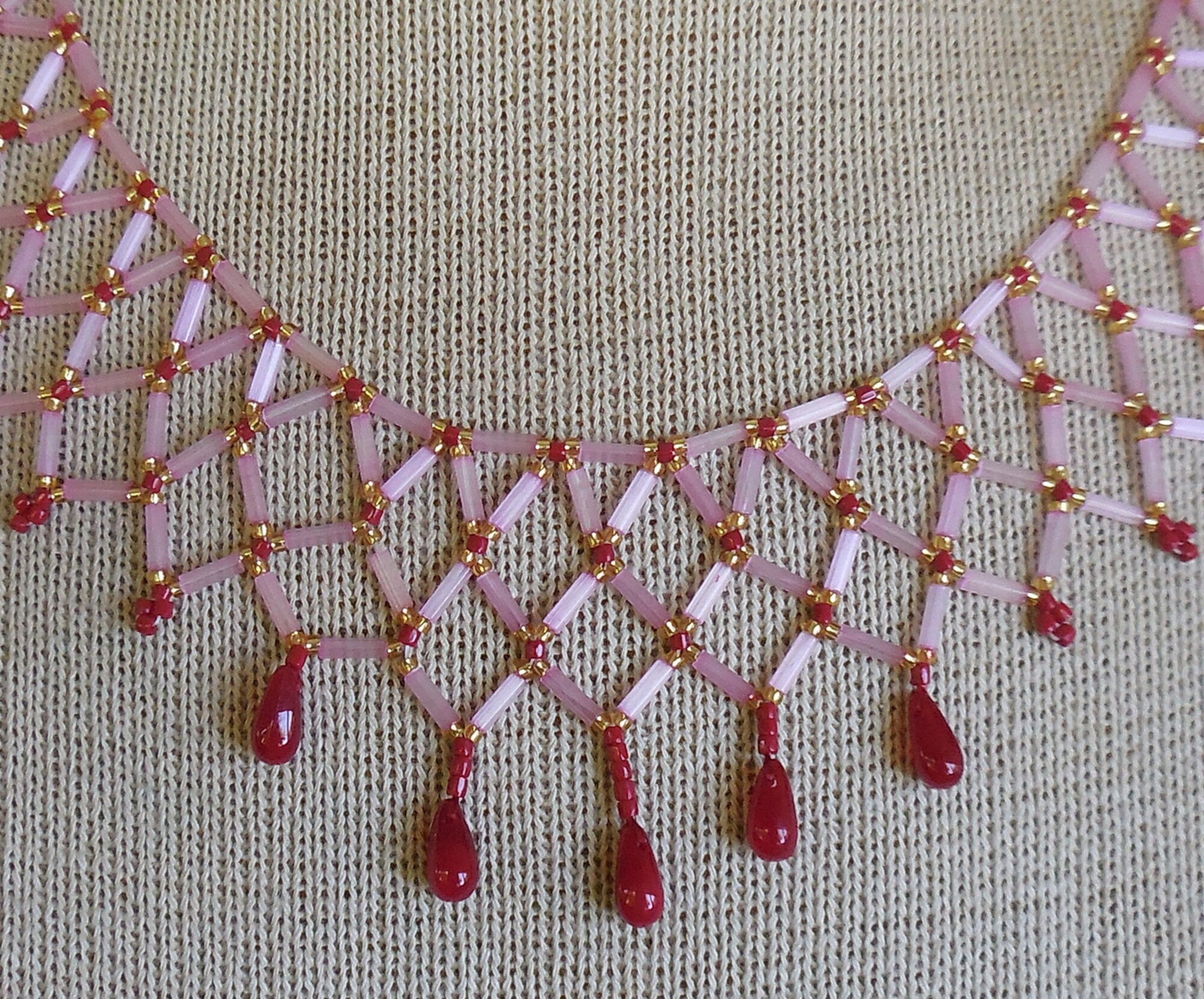 ネット編みビーズの調節可能なチョーカーネックレス。ピンクの