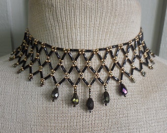 ネット編みビーズチョーカーネックレス。ピンクのラッパビーズ