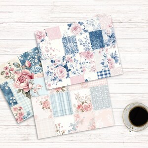K&ouml;nnte beinhalten: Drei Platzsets mit floralem Patchwork auf einer wei&szlig;en Holzoberfl&auml;che, mit einer Tasse Kaffee. Die Platzsets zeigen rosa, blaue und wei&szlig;e Blumenmuster, darunter Rosen. Das Patchwork-Design umfasst Vichy- und Spitzendetails.