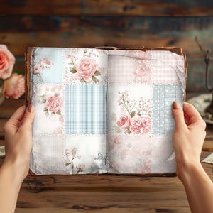K&ouml;nnte beinhalten: Ein offenes Buch mit Seiten, die ein Patchwork-Design aus floralen Mustern und Pastellfarben aufweisen. Das Design umfasst rosa Rosen, blaues Vichy-Karo und spitzenartige Bord&uuml;ren. Das Buch hat ein abgenutztes, Vintage-Aussehen.
