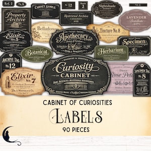 Puede incluir: Una colección de 90 etiquetas decorativas con tipografía e ilustraciones de estilo vintage. Las etiquetas incluyen textos como Curiosity Cabinet, Apothecary, Belladonna, Tincture No. 8 y Herbarium, presentadas en diversas formas, tamaños y colores.