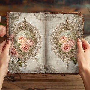 Op de afbeelding: Een open boek met verouderde, gebroken witte pagina's met een herhalend decoratief ontwerp. Elke pagina toont een centraal ovaal kader met ingewikkeld goud filigraan, omsluitend een boeket van zachtroze en perzikkleurige rozen met kantpatronen.