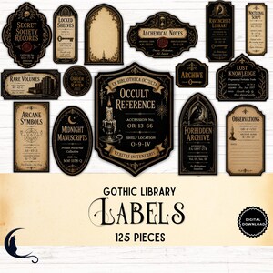 Może przedstawiać: Zestaw 125 gotyckich etykiet bibliotecznych o stylu vintage. Etykiety mają ozdobne ramki, gotyckie czcionki i frazy takie jak "Secret Society Records" i "Forbidden Archive". Kolory to czarny, brązowy i złoty. Widoczne są również słowa "Gothic Library Labels" i "Digital Download".