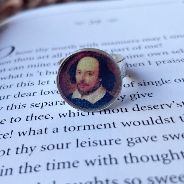 WILLIAM SHAKESPEARE Round Silver Adjustable Ring, Book Lover Gift