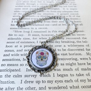CALAVERA SUGAR SKULL Day of the Dead / Día de los Muertos Round Silver Pendant Necklace