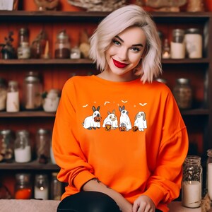 Felpa di Halloween con simpatico coniglio fantasma, maglietta con coniglietto fantasma, maglione con coniglio spettrale, maglietta con vibrazioni di Halloween, maglietta con stagione spettrale, regalo di Halloween