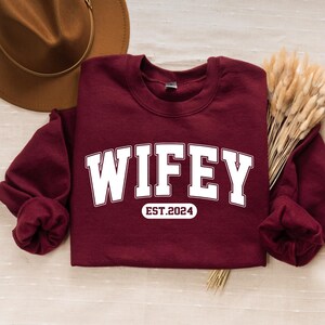 Personalisierte Wifey Sweatshirt, Hochzeitsgeschenk, Geschenk für Braut, neue Frau Sweatshirt, einzigartiges Brautpartygeschenk, frisch vermählte Flitterwochen vorhanden
