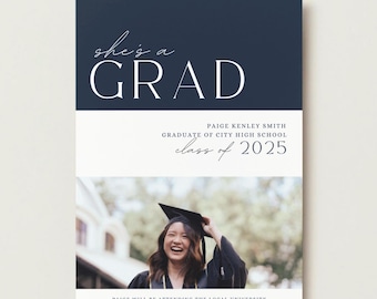 Può includere: Annuncio di laurea con un design blu navy e bianco. Il testo "she's a GRAD" è in alto, con il nome del laureato, la scuola e l'anno della classe sottostanti. Una foto del laureato è in basso.