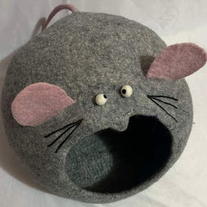 Handmade Wool Cat House – Felt Cat Cave, Eco-Friendly Cozy Bed for Cats, Modern Pet Furniture, Natural Wool Cat Bed.