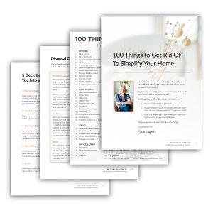 Peut inclure: Gros plan sur une page d'un livre intitul&eacute; "100 choses &agrave; se d&eacute;barrasser - Pour simplifier votre maison". La page pr&eacute;sente une photo d'une femme aux cheveux bruns courts et portant une chemise blanche. Le texte sur la page comprend une liste de choses &agrave; se d&eacute;barrasser, telles que des m&eacute;dicaments p&eacute;rim&eacute;s, des &eacute;pices anciennes et des sacs de rangement suppl&eacute;mentaires.