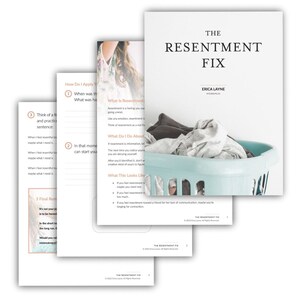 Op de afbeelding: Een lichtblauwe gids met de titel "The Resentment Fix" van Erica Layne. De gids bevat informatie over hoe je wrok kunt identificeren en ermee om kunt gaan. De gids is open op een pagina met de kop "What is Resentment?" en een sectie met de titel "What Do I Do About It?"