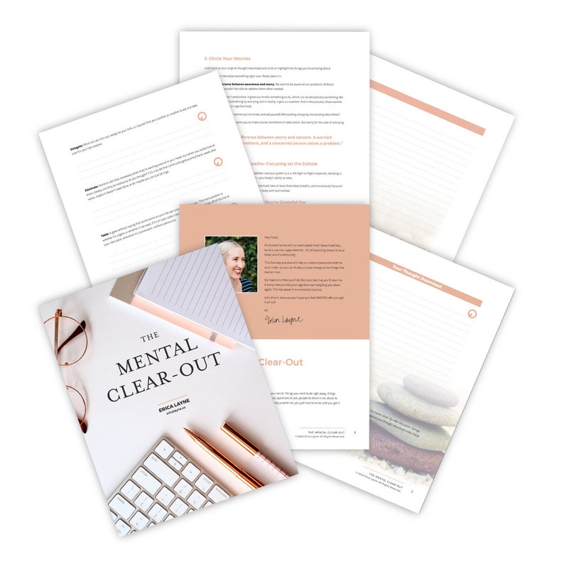 Peut inclure: La couverture du livre "The Mental Clear-Out" pr&eacute;sente un clavier blanc, deux stylos dor&eacute;s et une paire de lunettes sur une surface blanche. Le titre du livre est "The Mental Clear-Out" avec le nom de l'auteur, Erica Layne, sous le titre.