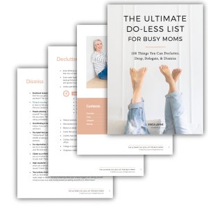 Puede incluir: Una guía rosa y marrón con el título "The Ultimate Do-Less List for Busy Moms" y el texto "100 Things You Can Declutter, Drop, Delegate, & Dismiss". La guía presenta una foto de las piernas de una mujer en jeans con los pies en el aire.
