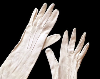 Gants en cuir suédé blanc crème longueur opéra des années 1950 par de superbes gants rétro diva de mode de l'Allemagne de l'Ouest des années 50, taille 6 3/4