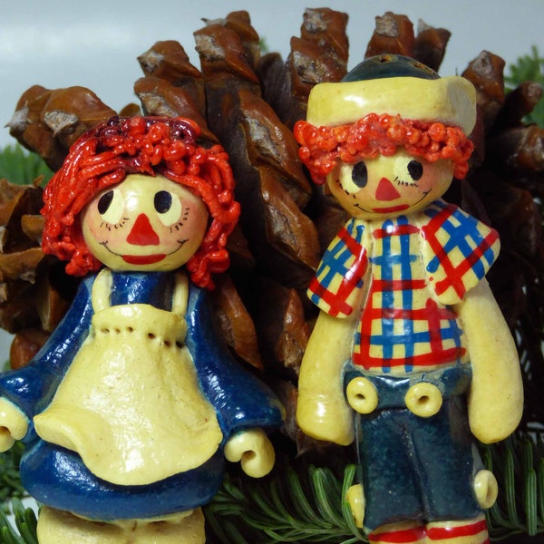 Deux décorations de Noël vintage des années 1980 Raggedy Ann et Andy fabriquées à la main en pâte à sel