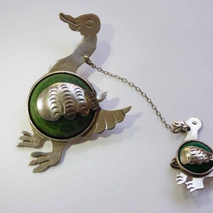 Duck with Duckling Sterling Silver Green Calcite & Jadeite Pin Brooch Artisan Stamped Circa Mid 1920s Mexico image 3