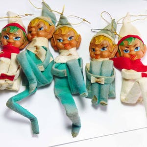 Set di 5 elfi vintage di fine anni &#39;50, realizzati in Giappone, in feltro rosso, verde e bianco, con ginocchia a forma di folletto, decorazione natalizia MidC