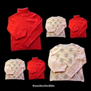 Könnte beinhalten: Sammlung von Pullovern in verschiedenen Stilen und Farben. Enthält rote Rollkragenpullover und Rundhalspullover mit einem rosa Rautenmuster. Die Pullover werden vor einem schwarzen Hintergrund präsentiert. Der Text "@seasidecollectibles" befindet sich unten.