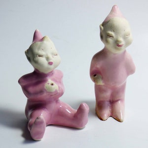 Elfi con fiori rosa smaltati in ceramica degli anni &#39;40, guance paffute di cherubino, mani pronte per il portafiori
