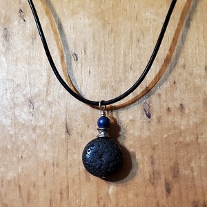 Collar de piedra de lava y lapislázuli