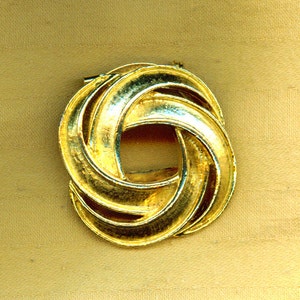 Knot Snap Close Vintage Pin