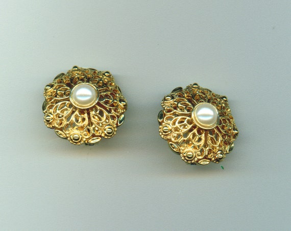 Vintage Faux Pearl Earrings - image 2