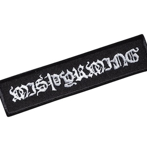 Könnte beinhalten: Schwarzer gestickter Aufnäher mit dem Wort "WISTFUL" in weißen Buchstaben.