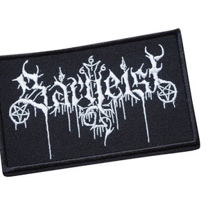 Könnte beinhalten: Schwarzer gestickter Patch mit dem weißen Text "Saviour" in gotischer Schrift. Der Text ist von einem Design aus stilisierten Flammen und Pentagrammen umgeben.