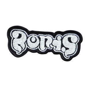 Peut inclure: Patch brodé noir et blanc avec le mot "Boris" dans une police de caractères stylisée.