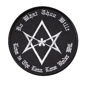 Könnte beinhalten: Ein runder, schwarzer, gestickter Aufnäher mit weißem Text und einem zentralen geometrischen Design. Der Text lautet "Do What Thou Wilt" und "Love is the Law, Love Under Will". Das Design zeigt einen Stern und eine Raute.