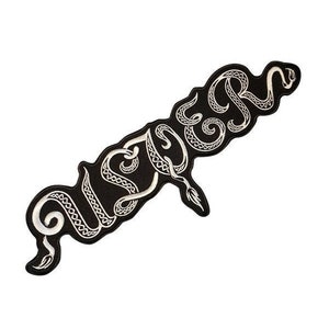 Op de afbeelding: Zwarte strijkpatch met een wit geborduurd ontwerp van het woord "SLAYER" gevormd door in elkaar verweven slangen.