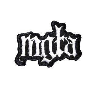 Könnte beinhalten: Schwarzer und weißer gestickter Aufnäher mit dem Wort "mola" in einer stilisierten Schrift.