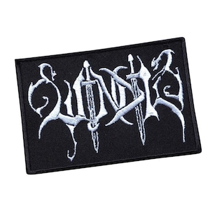 Puede incluir: Parche bordado negro con letras blancas que dicen "SUNDER" con dos espadas cruzadas detrás del texto.