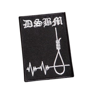 Puede incluir: Parche bordado negro con letras blancas que dicen "DSBM" y un gráfico blanco de una soga con una línea de latido del corazón debajo.